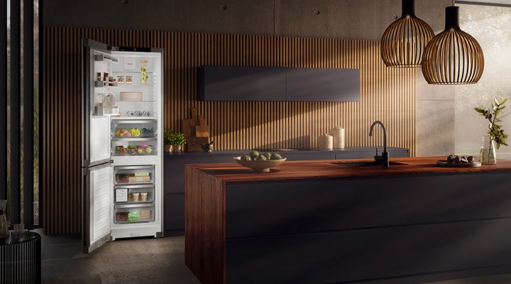 Vrijstaande koelkast in keuken Vrijstaande koelkast in keuken