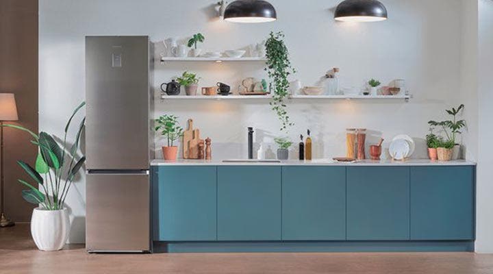Koelkast in de keuken Koelkast in de keuken